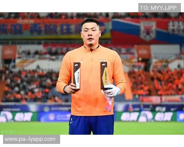 鲁媒报道泰山队赛前训练王大雷新发型吸引眼球五外援齐聚训练场